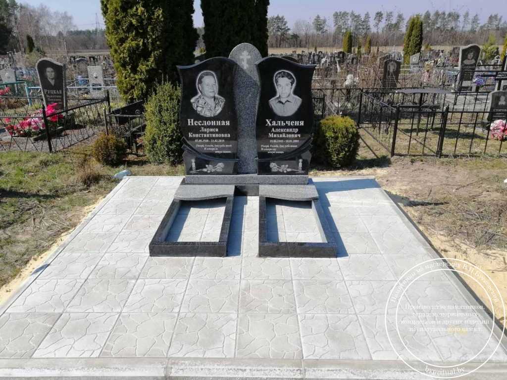 Два памятника из черного и серого гранита, объединенные в композицию, с гравировкой портрета, роз, свечи, цветники, бетонные плиты | Бутковский