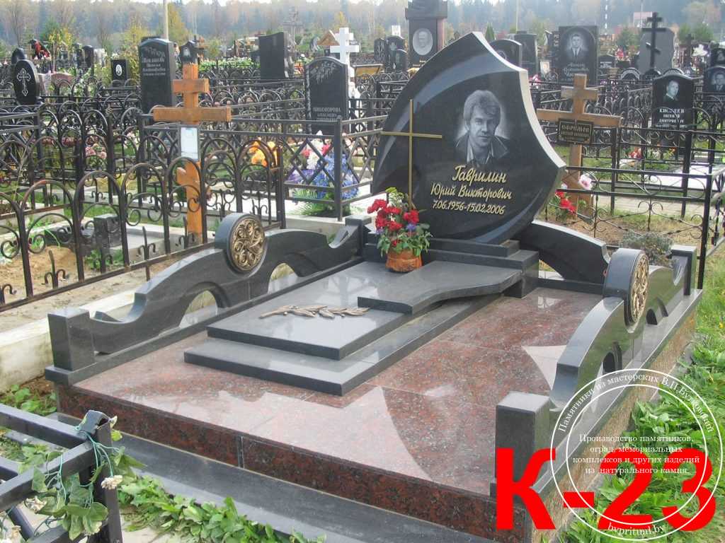 Небольшой мемориальный комплекс из черного гранита с гравировкой портрета, золотыми вставками и массивной низкой гранитной оградой | Бутковский
