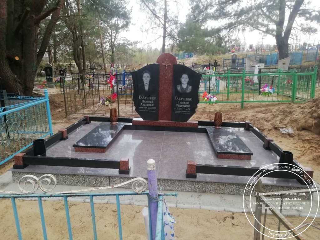 Двойной памятник из черного и красного гранита с цветниками и низкой оградкой, фундамент из серых гранитных плит | Бутковский