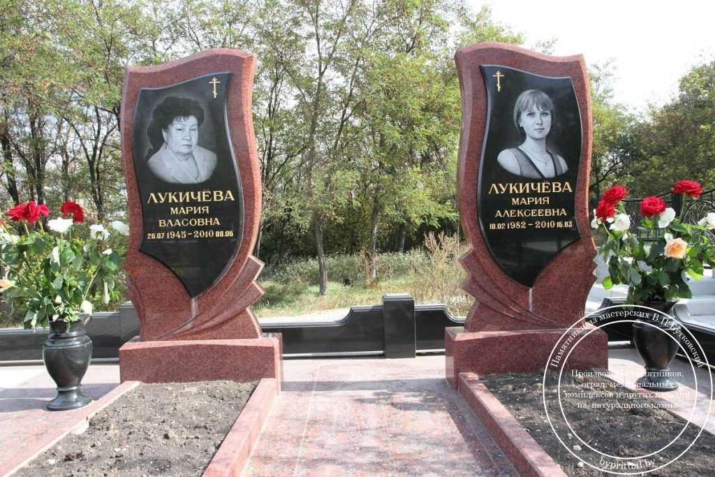 Два красных гранитных памятника в форме тюльпана с цветниками, золотой гравировкой, красные гранитные плиты, ваза и оградка | Бутковский
