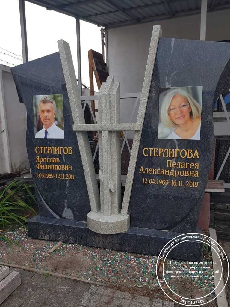 Синий двойной гранитный памятник с цветной гравировкой портретов, разделенный между собой декоративными гранитными балками серого цвета, в Гомеле | Бутковский