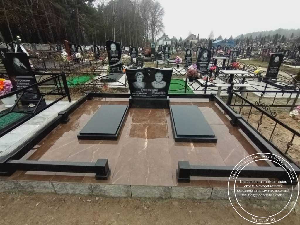 Черный двойной гранитный памятник с гравировкой портретов и креста, два цветника отдельно, благоустройство гранитным основанием коричневого цвета и низкой гранитной оградкой в Гомеле | Бутковский